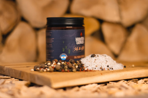 Sal artesanal com cinco pimentas e sal médio, ideal para carnes e pratos picantes