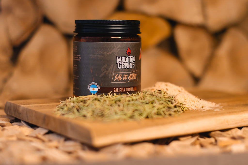 Sal aromatizada com textura fina e mistura de ervas naturais, ideal para finalização