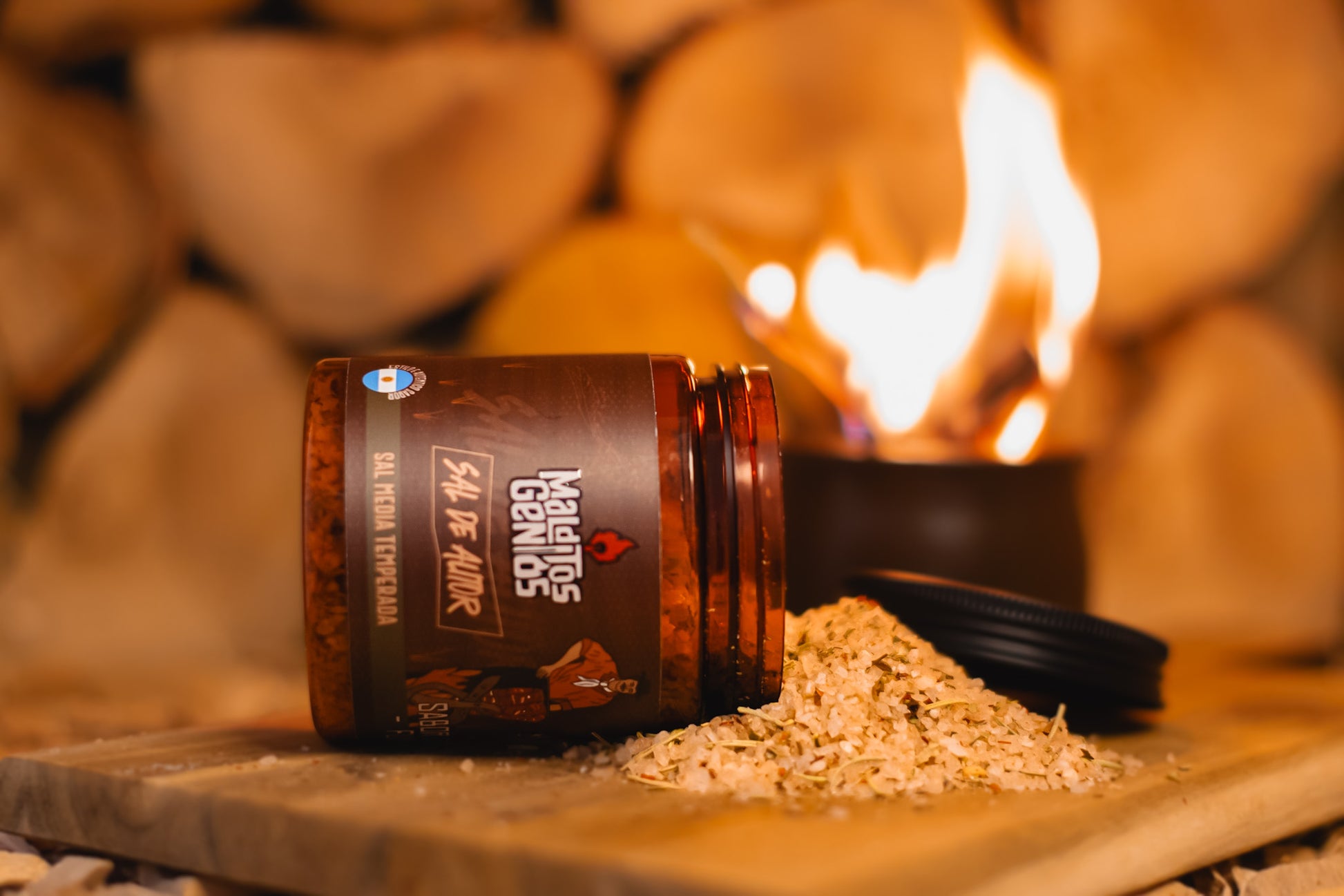 Detalhe da textura da sal fumada Malditos Genios – aroma intenso e sabor defumado